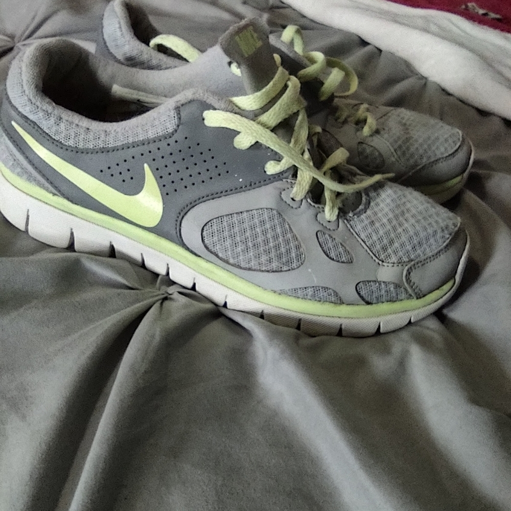 Nik running shoes sz 7.5